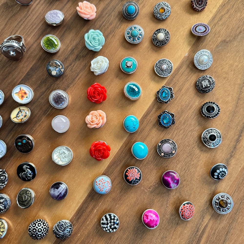 Stylish Multi-Color Button Bracelet Set - Picture 4 of 16